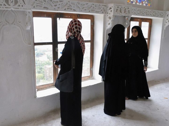 En Francia, Attal prohíbe la abaya en las escuelas: tras el velo islámico, también se vetará la túnica.