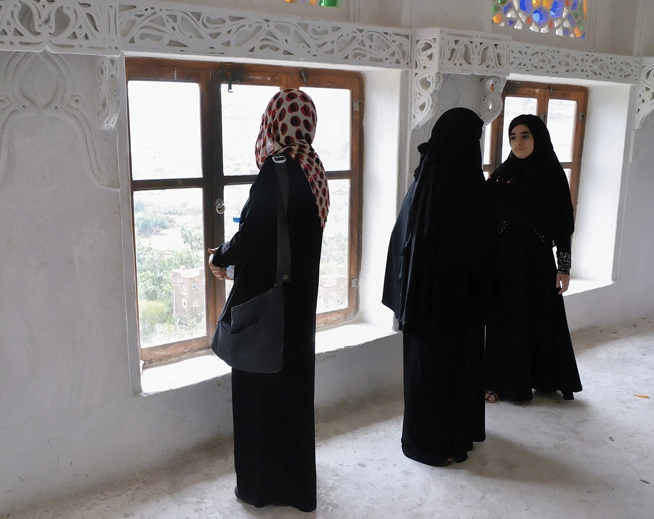 En Francia, Attal prohíbe la abaya en las escuelas: tras el velo islámico, también se vetará la túnica.
