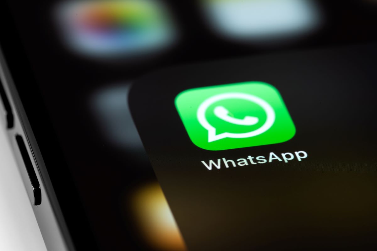 Deja el chat corporativo de WhatsApp y es despedido
