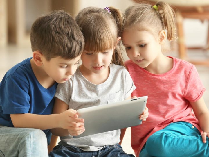 Tabletas y smartphones como alivio para padres estresados: ¡qué dice la ciencia!