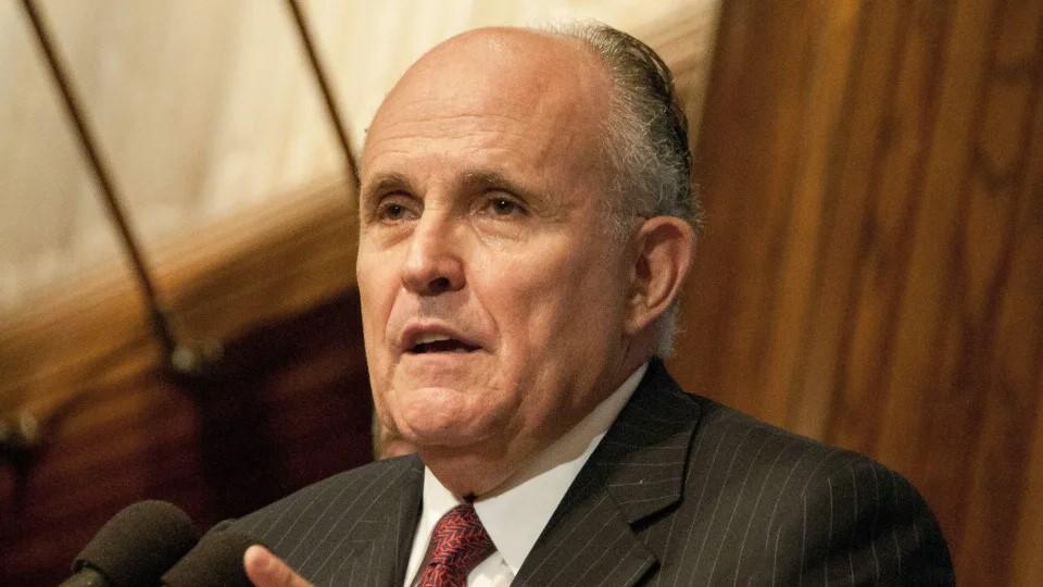 Giuliani en trampa financiera: intenta escapar de la justicia con la bancarrota