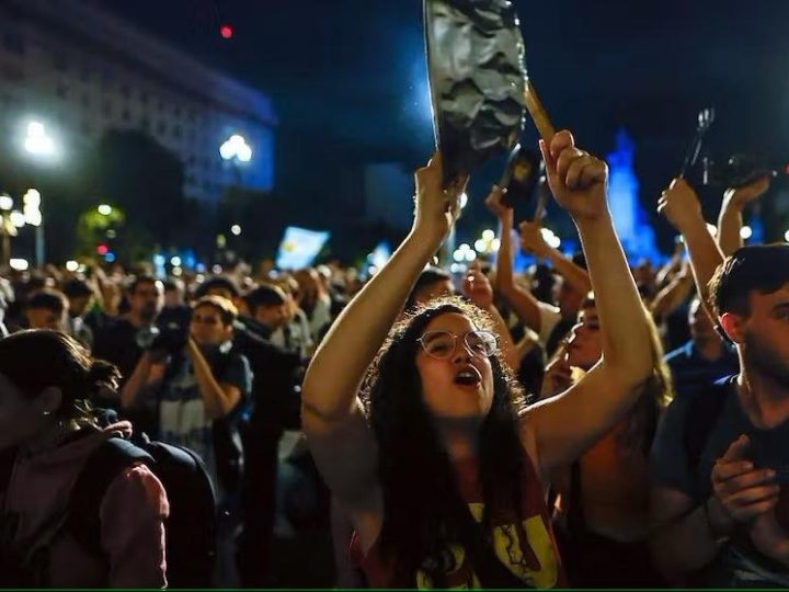 Enfrentamientos y protestas: la respuesta explosiva de Argentina al nuevo gobierno de Milei!