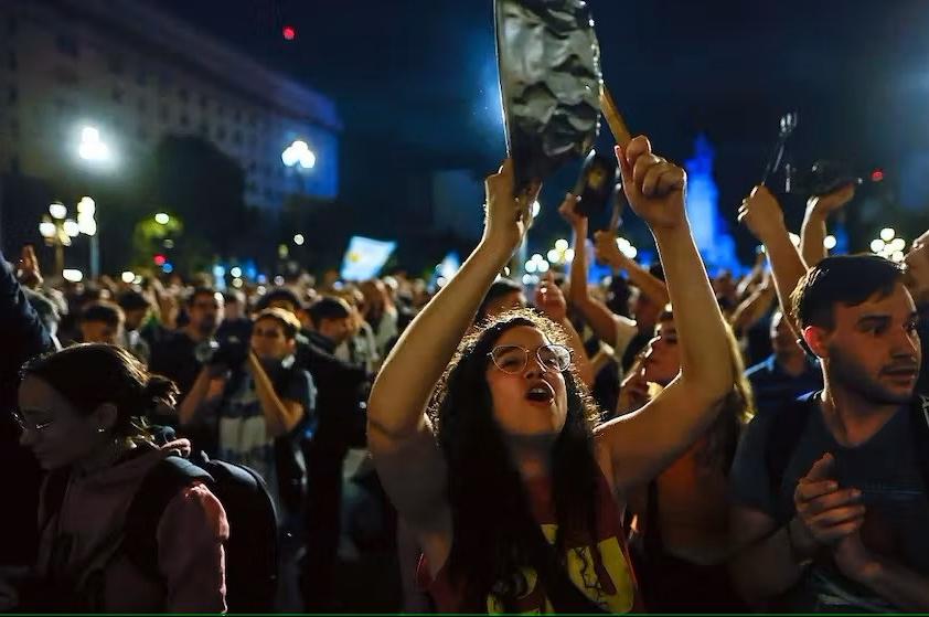 Enfrentamientos y protestas: la respuesta explosiva de Argentina al nuevo gobierno de Milei!