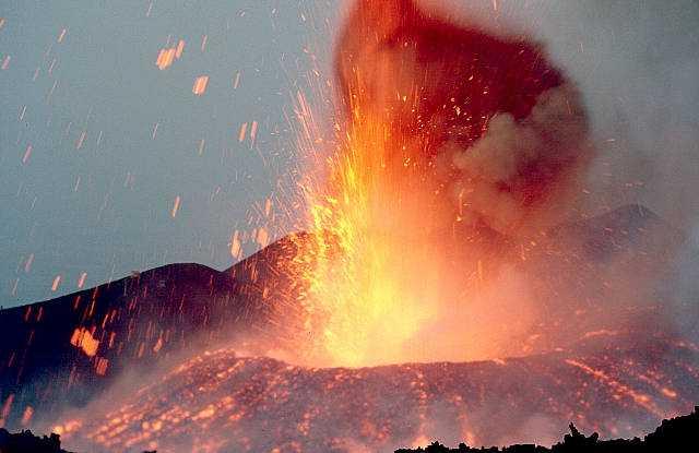 Rescate desesperado: 12 alpinistas desaparecidos tras erupción del Marapi
