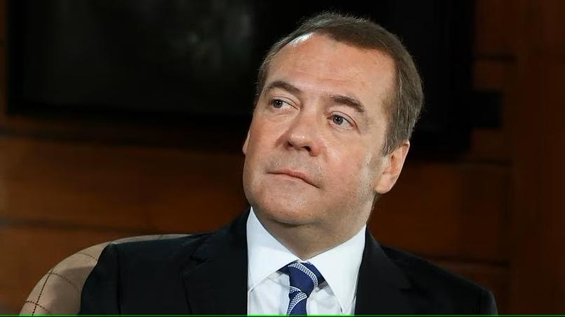 Medvédev aumenta el calibre: acusaciones brutales contra Biden y Macron – ¡El pánico global se extiende!