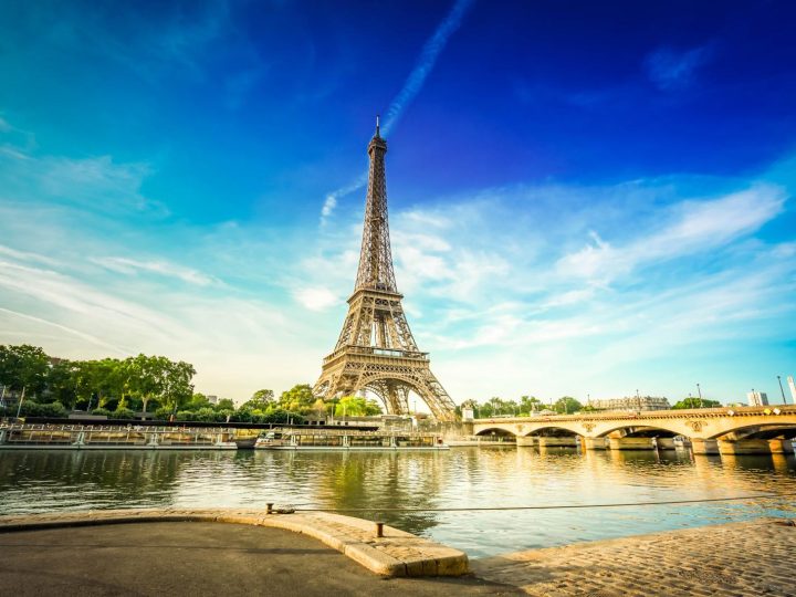 Revolución bajo la Torre Eiffel – ¡Turistas decepcionados por el cierre repentino!