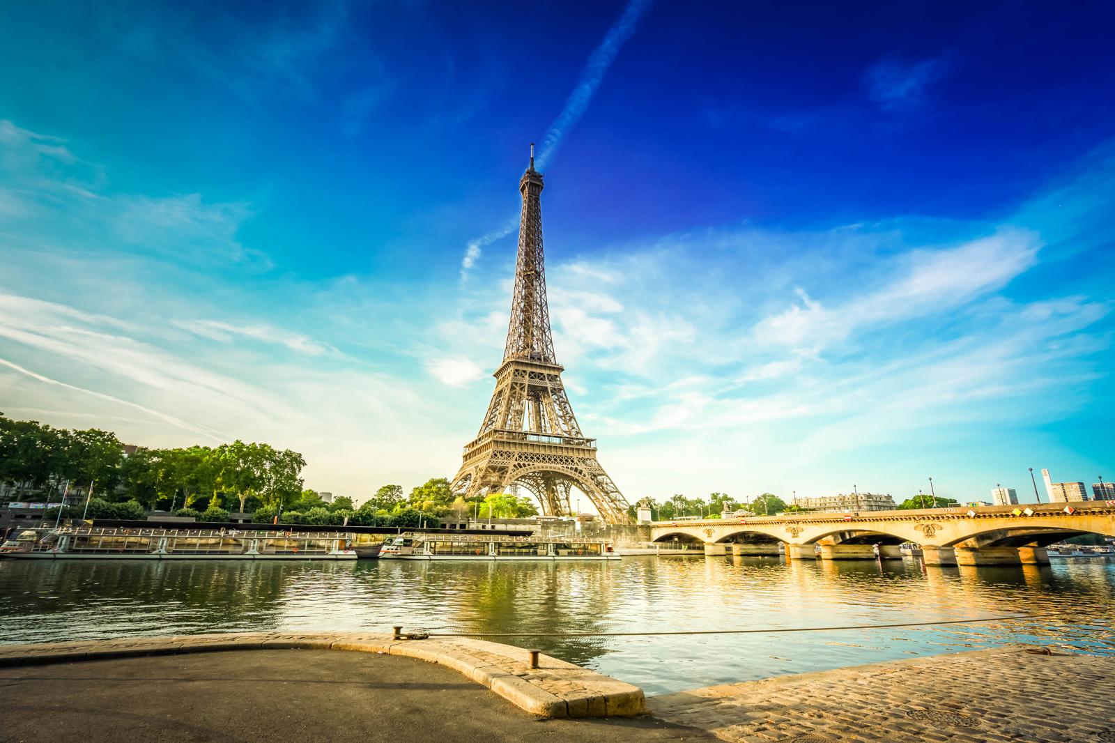 Revolución bajo la Torre Eiffel – ¡Turistas decepcionados por el cierre repentino!